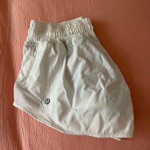 LULULEMON HOTTY HOT SHORTS 2.5